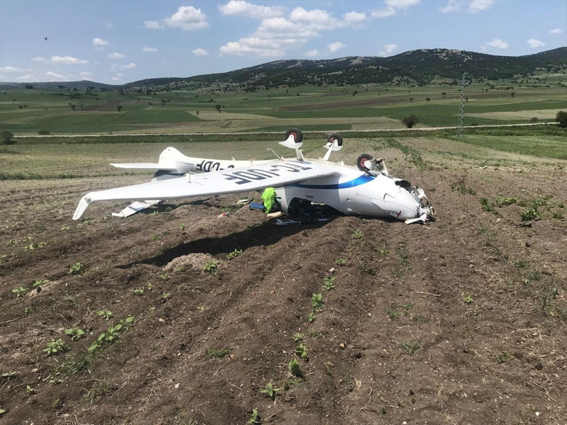 Bilecik'te eğitim uçağı tarlaya zorunlu iniş yapınca bakın ne hale geldi - Resim: 1