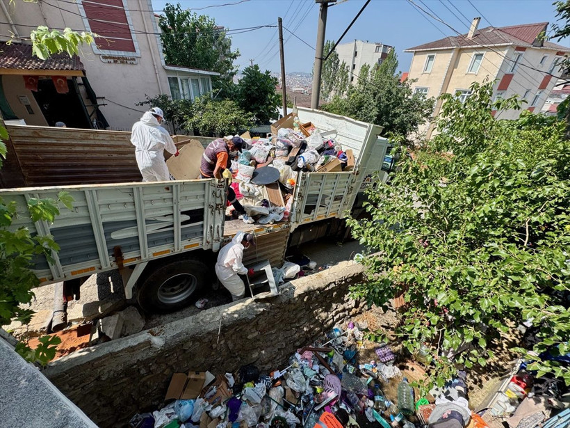 Dubleks daireden kamyonlar dolusu çıktı! Şoke eden görüntü - Resim: 1