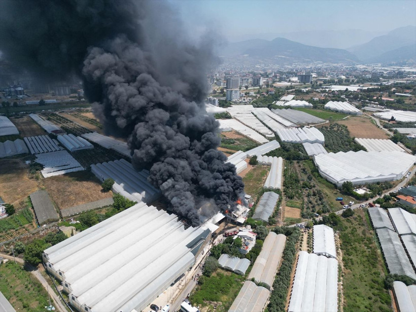 Antalya'da büyük yangın! Alevler seralara sıçradı, gökyüzü simsiyah oldu - Resim: 1