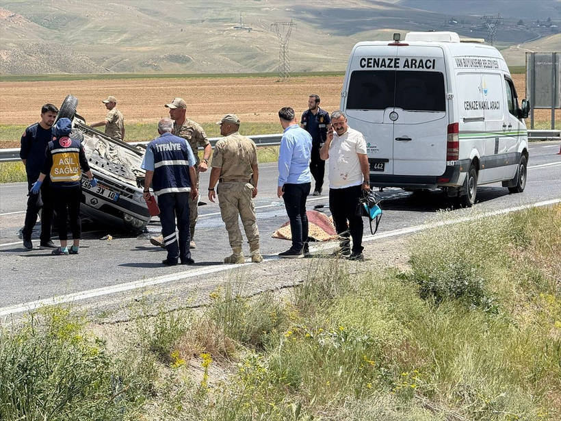 Mezuniyet törenine gidiyorlardı! Van'daki feci kazada ölü ve yaralılar var - Resim: 1