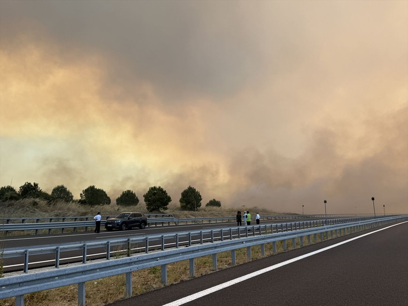 Tekirdağ'da çıkan orman yangını Çanakkale'ye sıçradı! Durum fena, Çanakkale-Malkara Otoyolu kapatıldı - Resim: 3
