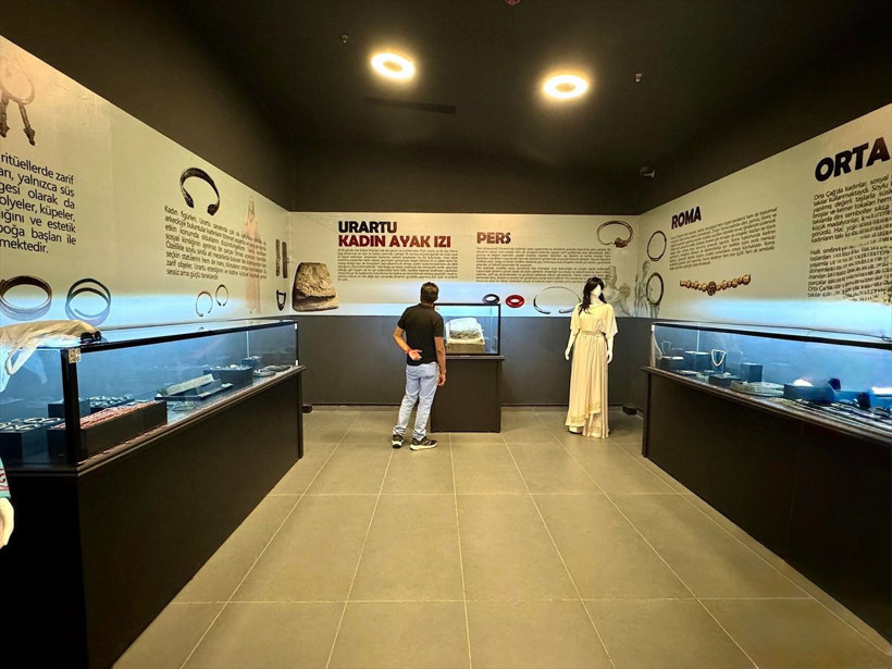 Van Kalesi'ndeki kazılarda bulundu 2800 yıllık kadın ayak izi ilk kez sergileniyor - Resim: 4