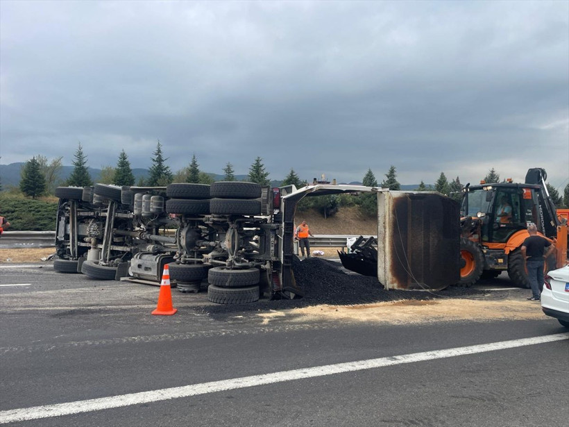 Anadolu Otoyolu'nun Bolu Dağı kesiminde kamyon devrildi! İstanbul yönü ulaşıma kapandı - Resim: 3