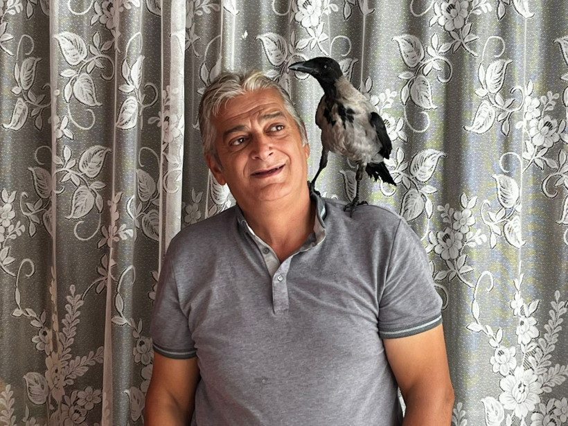 Ordu'da karga ile dost olan fındık üreticisi akıllara Yaren Leylek ile Adem Amca'yı getirdi... - Resim: 1