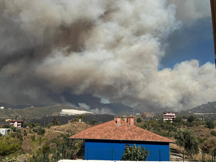 Alanya'da orman yangını büyüyor villalar, seralar evler tahliyeler başladı - Resim: 2