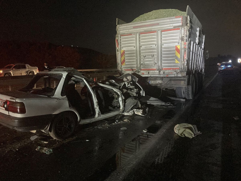 Otomobil kağıt gibi ezildi! Feci kazada bir aile yok oldu - Resim: 1