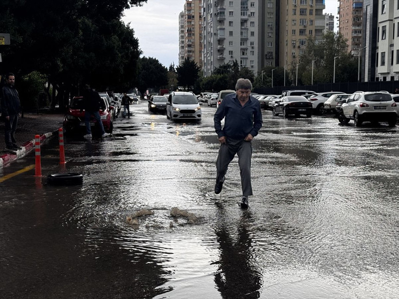 Antalya'da kuvvetli sağanak hayatı felç etti - Resim: 1