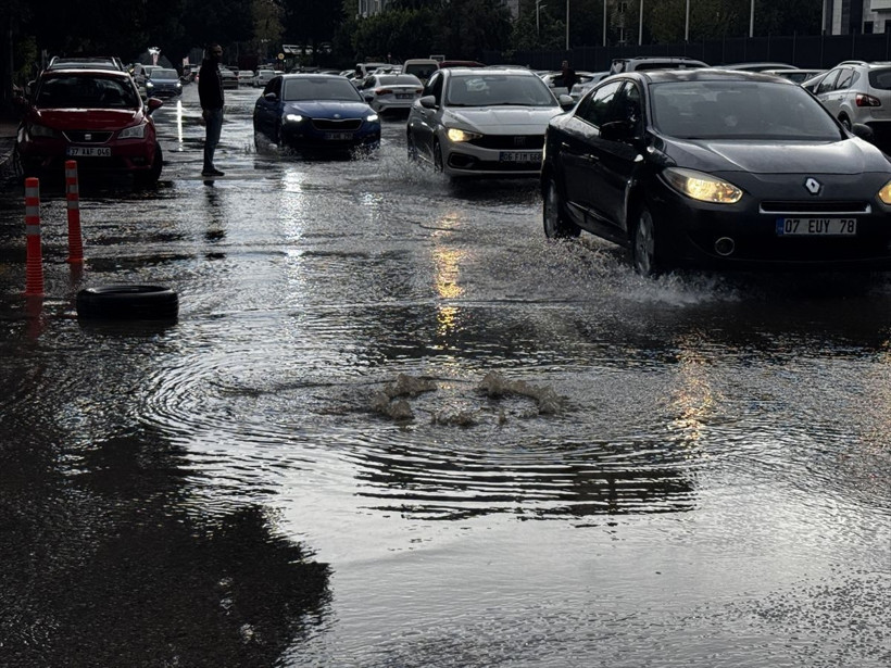 Antalya'da kuvvetli sağanak hayatı felç etti - Resim: 2