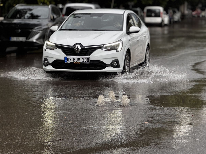 Antalya'da kuvvetli sağanak hayatı felç etti - Resim: 3