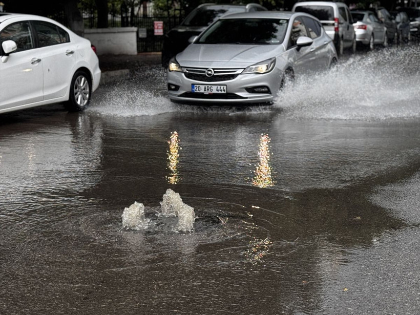 Antalya'da kuvvetli sağanak hayatı felç etti - Resim: 4