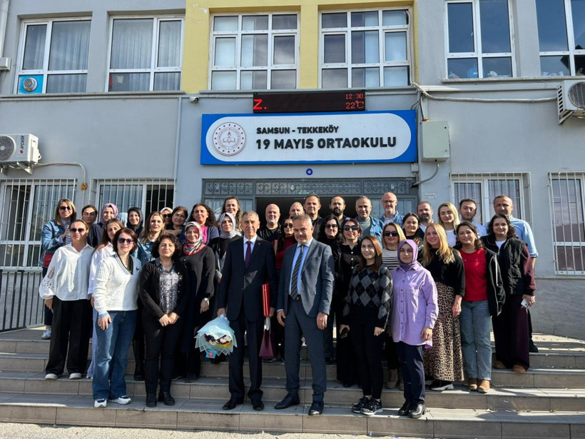 Samsun'da emektar öğretmene coşkulu veda! 43 yıllık Türkçe öğretmeni törenle öğrencilerine veda etti - Resim: 1