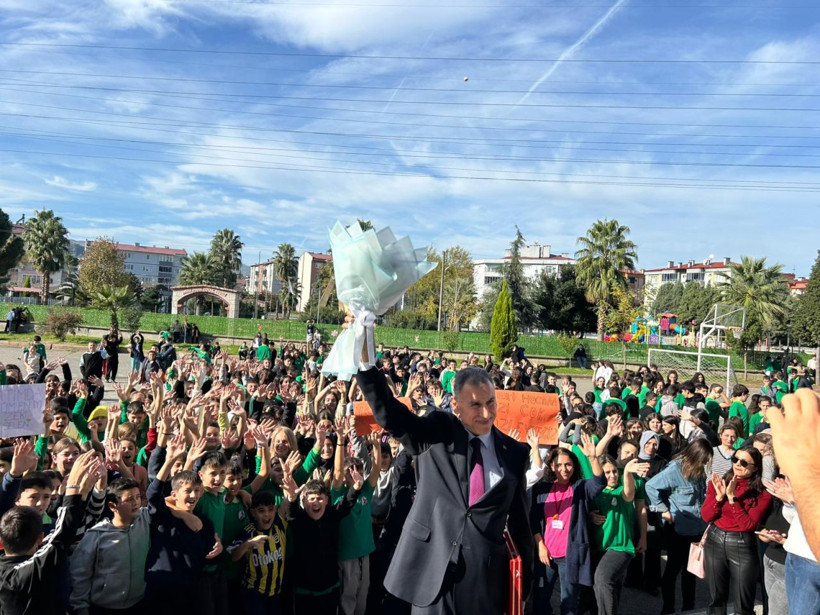Samsun'da emektar öğretmene coşkulu veda! 43 yıllık Türkçe öğretmeni törenle öğrencilerine veda etti - Resim: 2