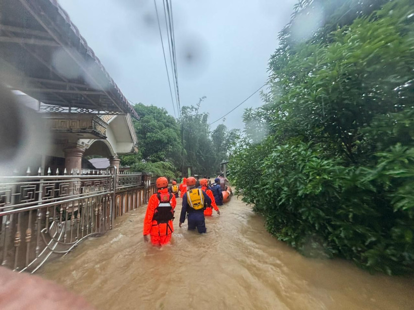 Endonezya'da sel faciası! 10 kişi hayatını kaybetti... - Resim: 4
