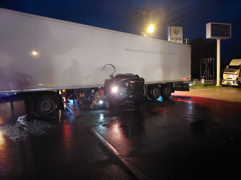 Otomobil TIR'ın altına girdi! Feci kazada ölenler var - Resim: 1