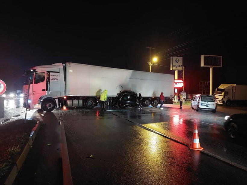 Otomobil TIR'ın altına girdi! Feci kazada ölenler var - Resim: 2