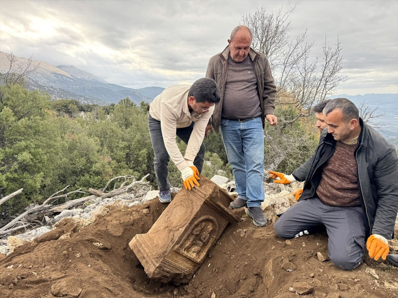 Muğla'da çoban keçilerini otlatırken buldu korumaya alındı! İnsan figürlü mezar steli şaşırttı - Resim: 3