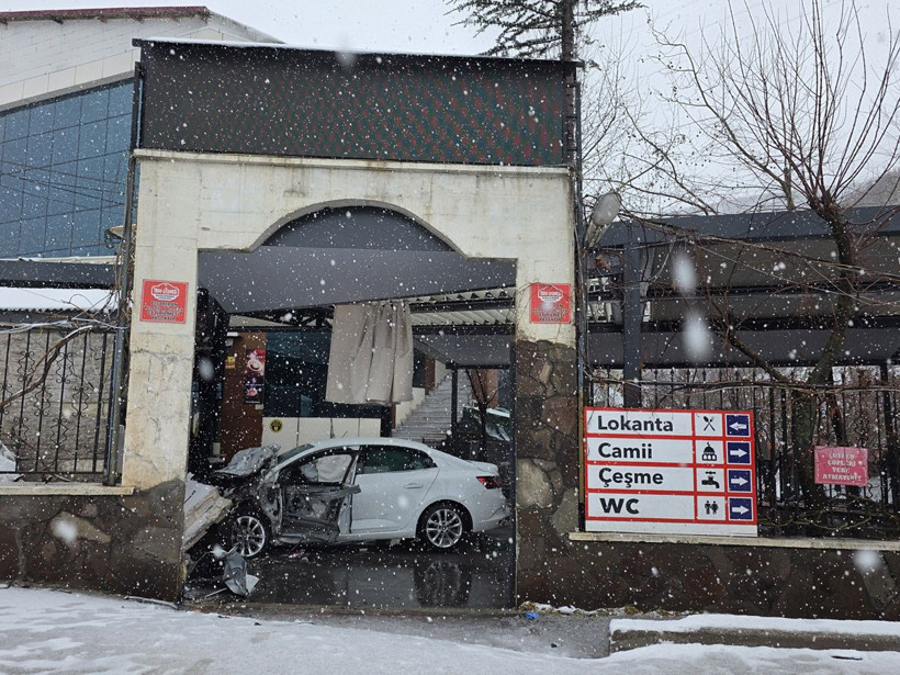 Feci kaza! Otomobil lokantaya girdi yaralılar var - Resim: 1