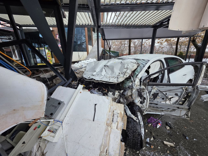 Feci kaza! Otomobil lokantaya girdi yaralılar var - Resim: 2