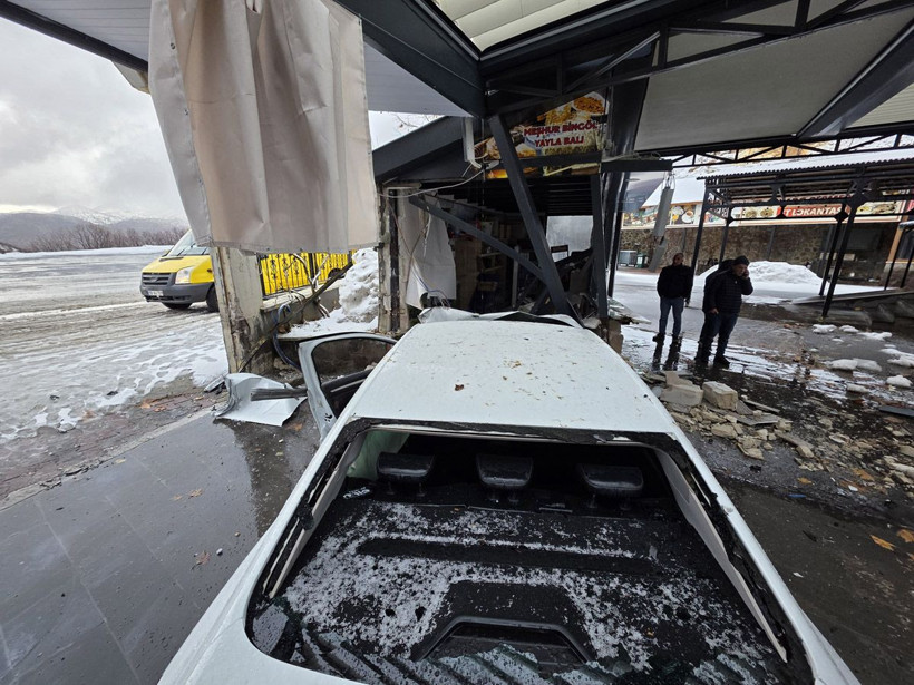 Feci kaza! Otomobil lokantaya girdi yaralılar var - Resim: 3
