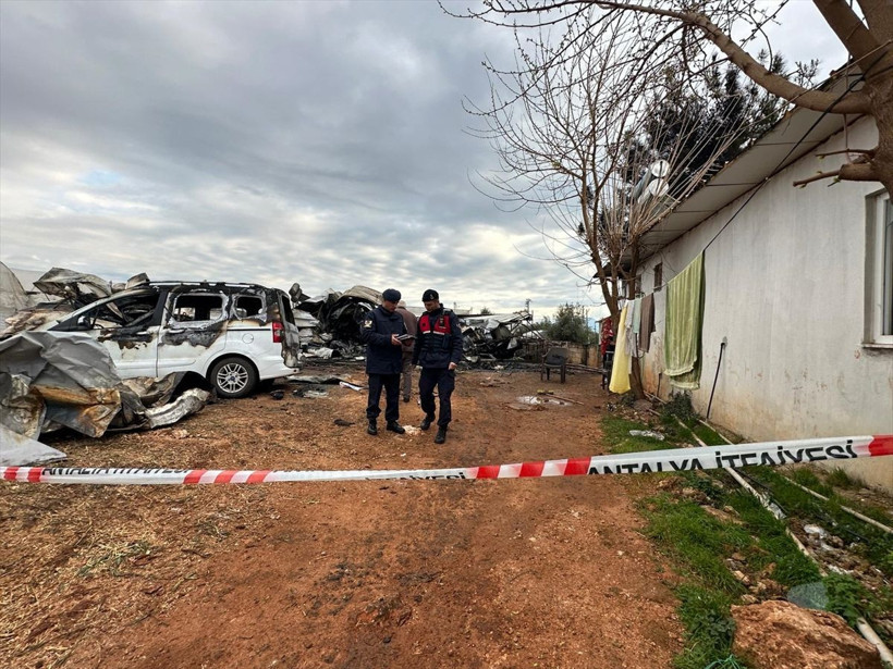 Antalya'da bir konteynerde çıkan yangında 5'i çocuk 6 kişi öldü - Resim: 1