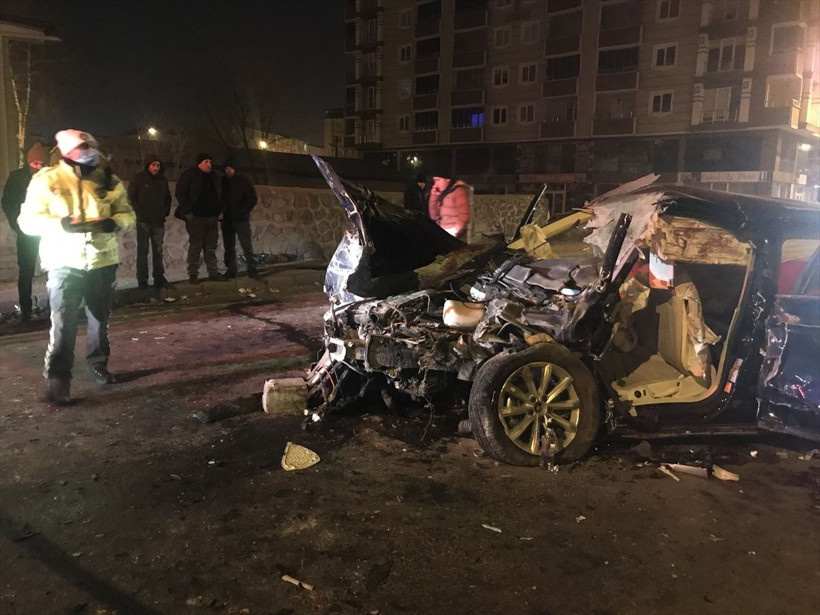 Kars'ta bahçe duvarına çarpan otomobildeki 4 kişi öldü, 1 çocuk ağır yaralandı - Resim: 1