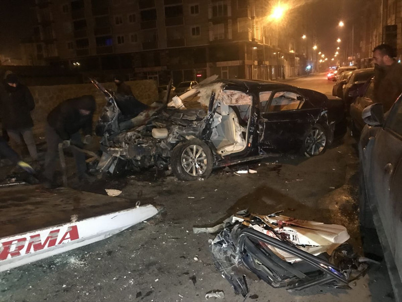 Kars'ta bahçe duvarına çarpan otomobildeki 4 kişi öldü, 1 çocuk ağır yaralandı - Resim: 3