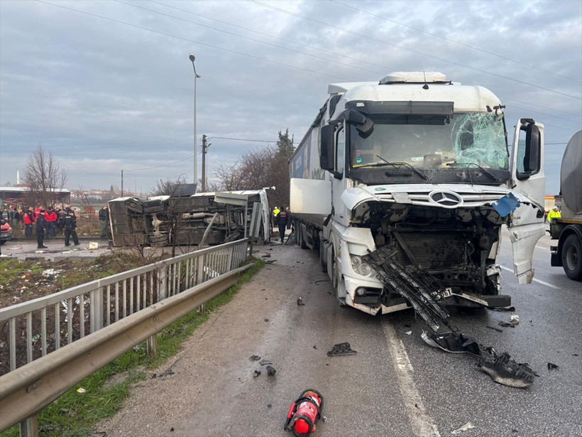 Balıkesir'de feci kaza! Okul servisi ile tır çarpıştı: 5'i ağır 28 yaralı - Resim: 1
