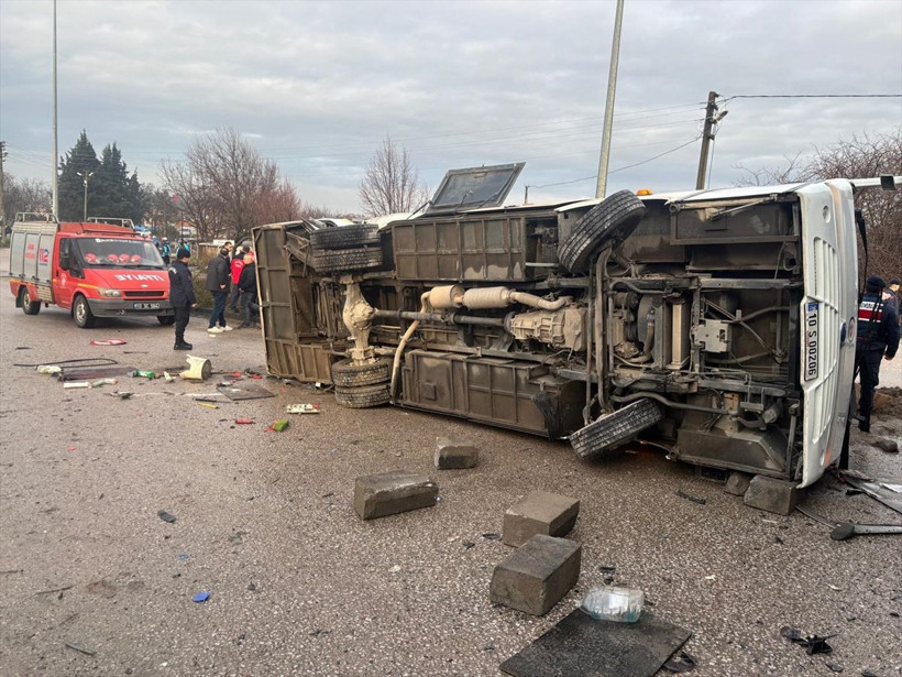 Balıkesir'de feci kaza! Okul servisi ile tır çarpıştı: 5'i ağır 28 yaralı - Resim: 2