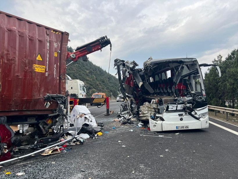 Osmaniye'de yolcu otobüsü tıra çarptı! Ölü ve yaralılar var - Resim: 6