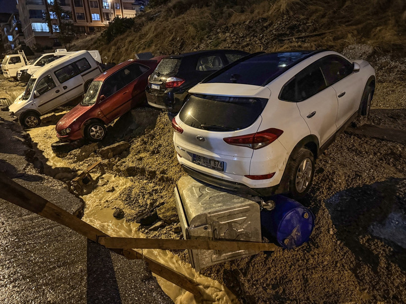Başkentte dehşet anları! Sel bastı, çöken yol araçları yuttu - Resim: 7