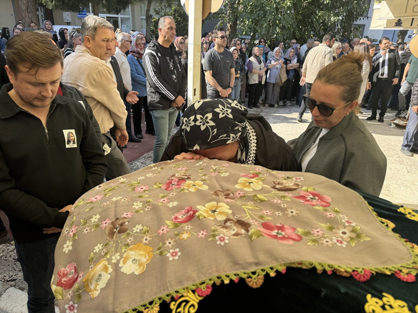 İzmir'i sarsan olay! Avukat Özge Penbegül'e cübbeli veda: Cenazede gözyaşları sel oldu - Resim: 4