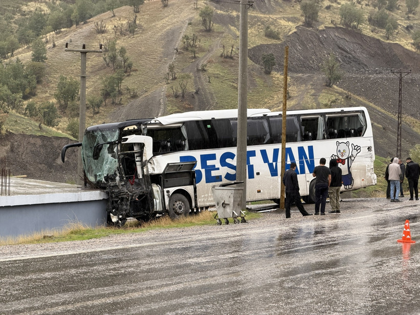 Korkunç kaza! Yolcu otobüsü tırla çarpıştıktan sonra eve çarptı, ölü ve yaralılar var - Resim: 4