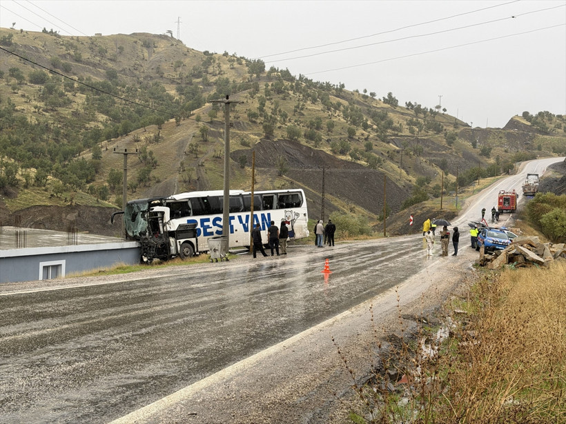 Korkunç kaza! Yolcu otobüsü tırla çarpıştıktan sonra eve çarptı, ölü ve yaralılar var - Resim: 5