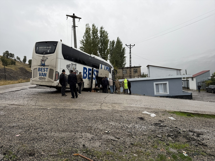 Korkunç kaza! Yolcu otobüsü tırla çarpıştıktan sonra eve çarptı, ölü ve yaralılar var - Resim: 2