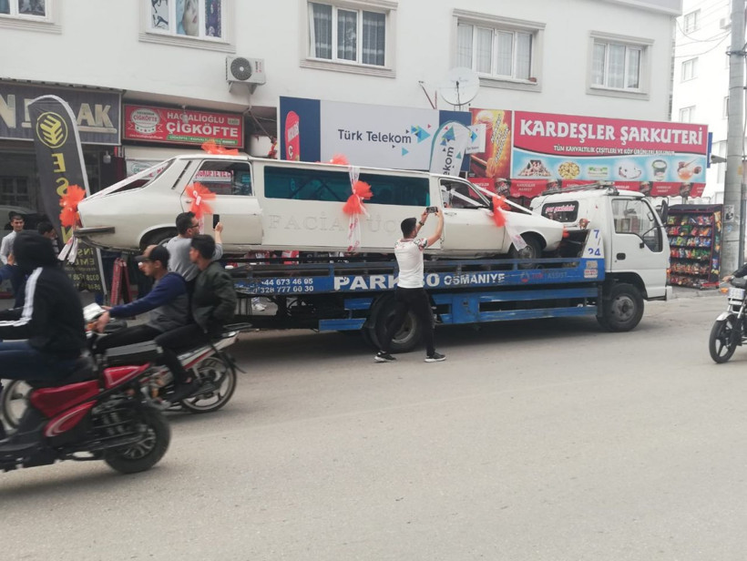 Osmaniyeli gencin olay gelin arabası! Eski model otomobili limuzin yaptı - Resim: 4