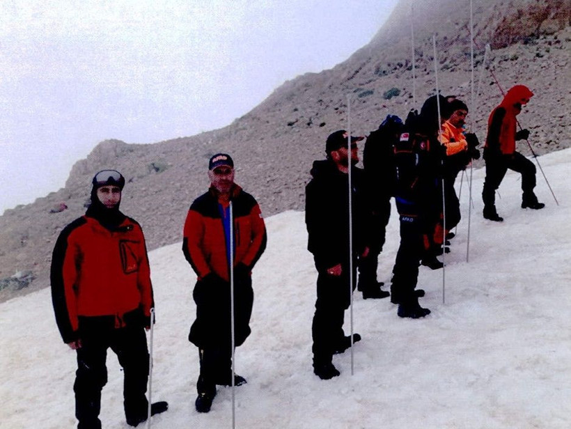 Demirkazık Dağı'nda çığ altında kalan dağcı aranıyordu! Ceset bulundu - Resim: 1