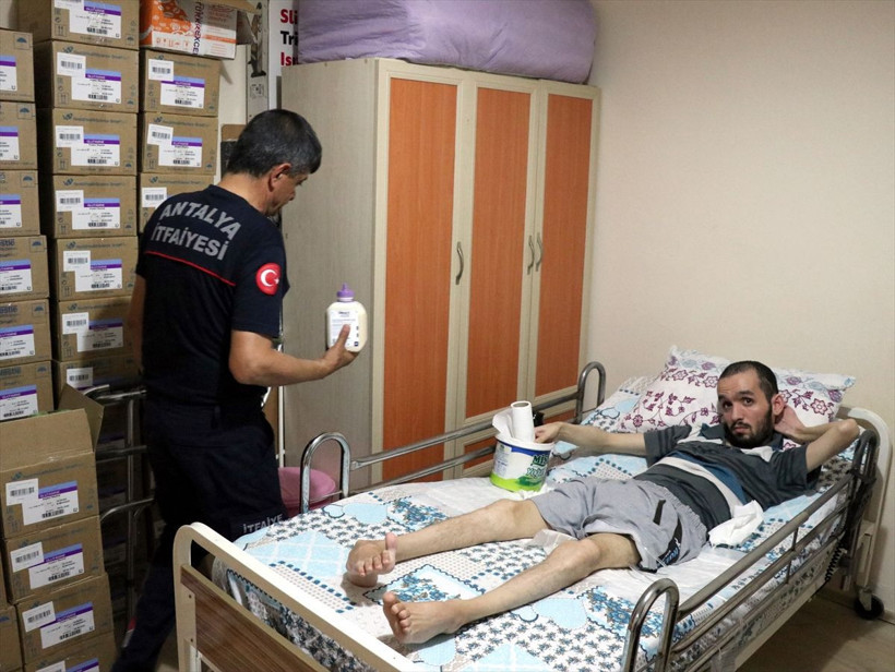 Fedakar baba 29 yaşındaki oğlunu biberonla besliyor bebek gibi bakıyor - Resim: 1