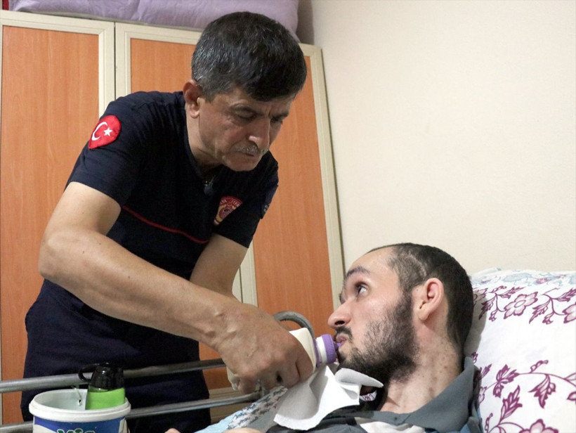 Fedakar baba 29 yaşındaki oğlunu biberonla besliyor bebek gibi bakıyor - Resim: 4