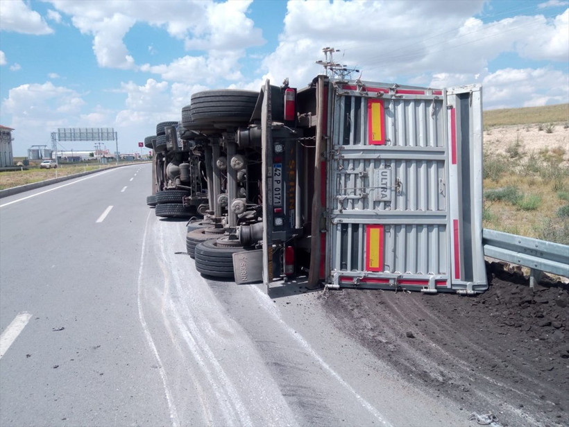 Konya'da katliam gibi kaza! Minibüs TIR ile kafa kafaya çarpıştı - Resim: 1