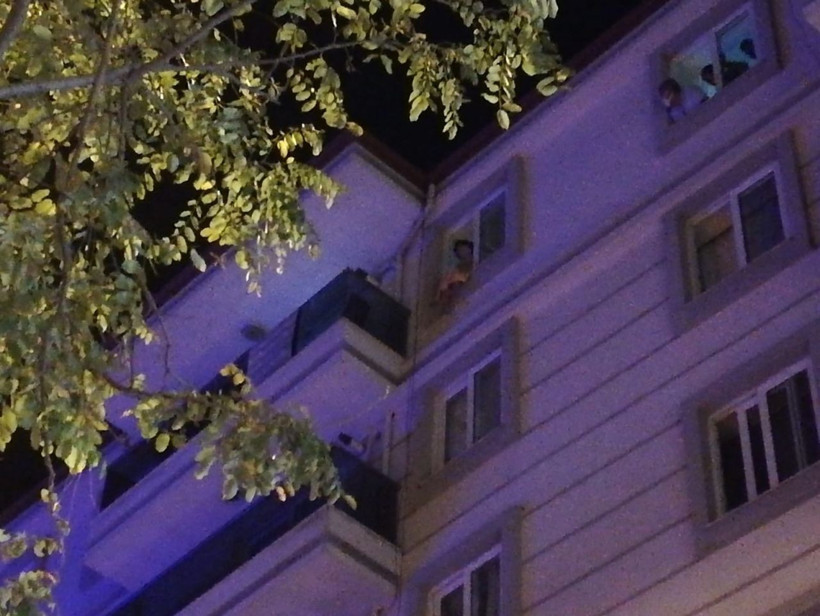  Nişanlısıyla tartışınca intihara kalkıştı! Komşuları balkondan sarkıp izledi - Resim: 2