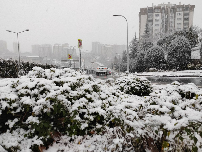 İstanbul'da kar başladı! Bir anda bastırdı her yer bembeyaz oldu - Resim: 1