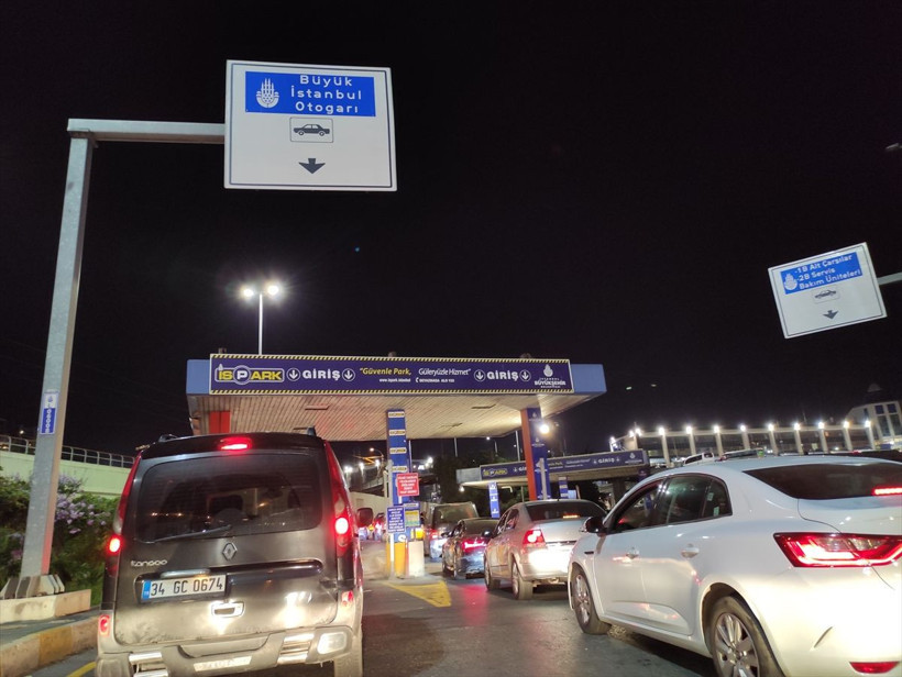 Biletler tükendi otobüsler doldu! 15 Temmuz Demokrasi Otogarı'nda bayram hareketliliği - Resim: 1