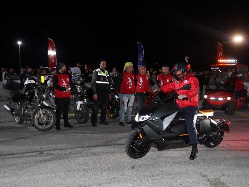 Bakan Varank co-pilotluk yaptı! TOGG'dan drift şov: Dumandan göz gözü görmedi! - Resim: 2