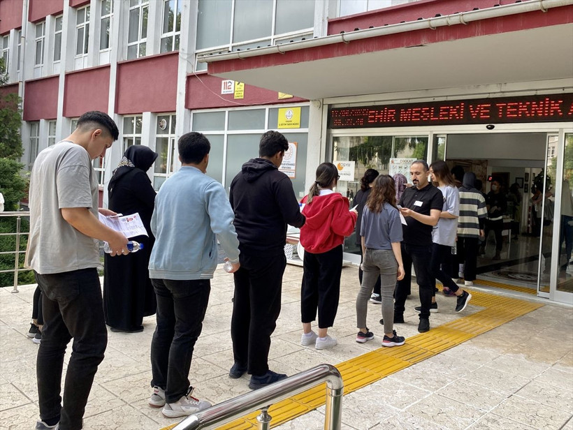 YKS'nin ilk oturumu sona erdi: 3.5 milyon aday yarıştı! Kimisi kapıda kaldı, kimisi yanlış okula gitti! Gözyaşları sel oldu... - Resim: 3