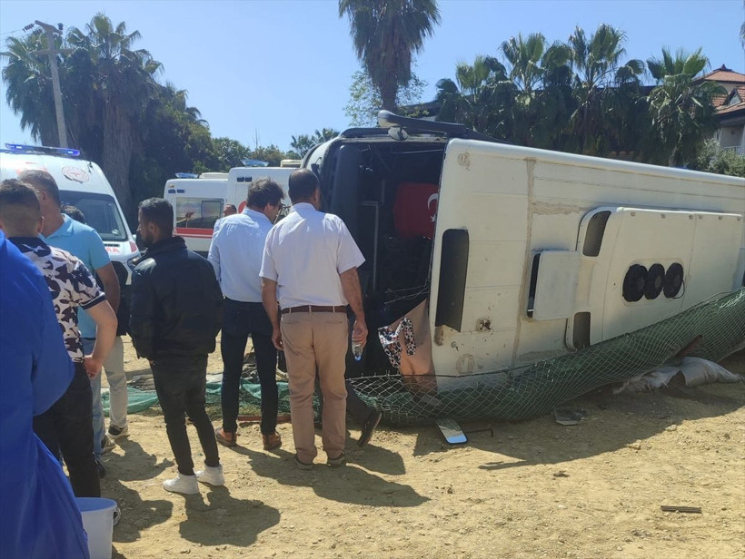 Antalya'da midibüs ve otomobil çarpıştı! 29 kişi yaralandı - Resim: 2