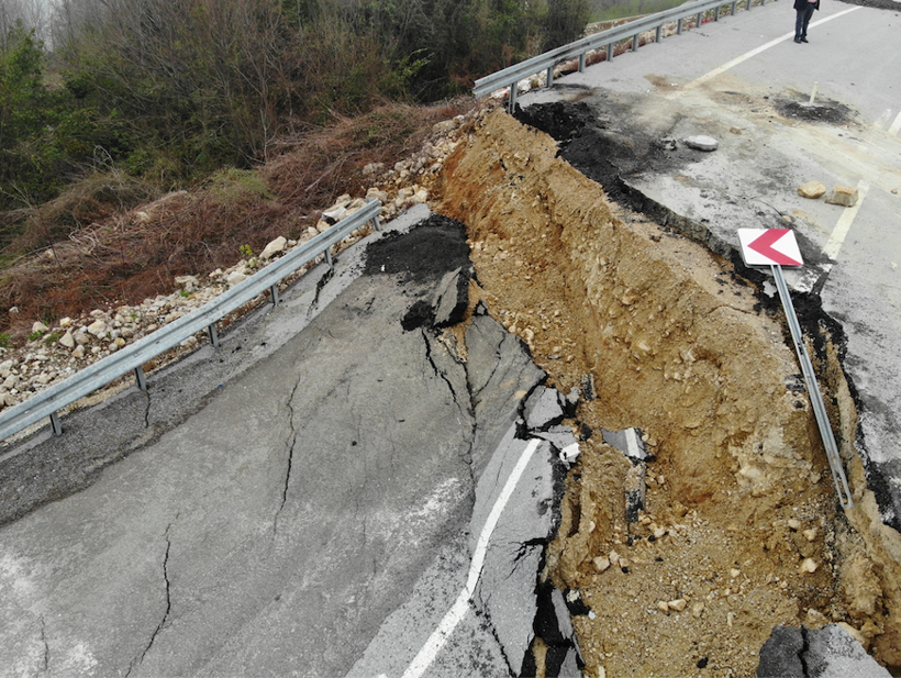 Karadeniz'i İstanbul'a bağlayan yol deprem gibi yarıldı dehşet görüntüler - Resim: 3