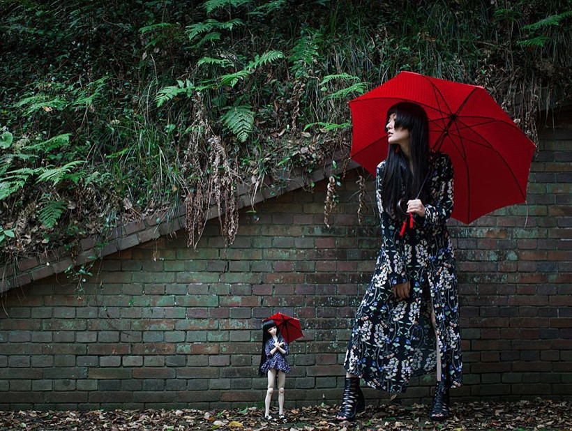 Oyuncak bebeği ile verdiği pozlar fenomen yaptı - Resim: 3