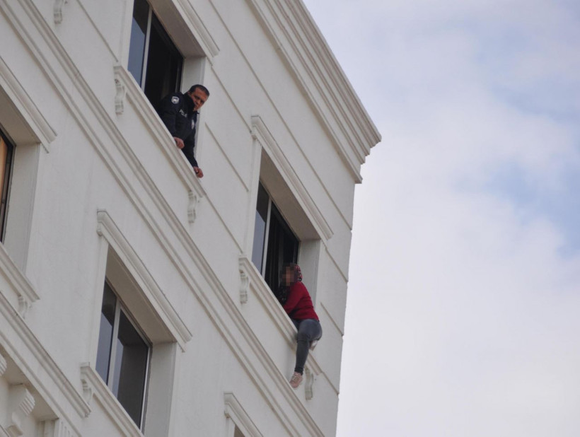 İntihara kalkışan kadını polis son anda yakaladı - Resim: 4