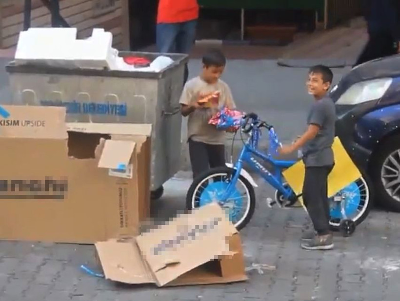 Kağıt toplayan kardeşlerin hayalindeki bisiklet konteynerden çıktı - Resim: 1