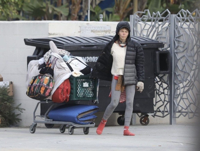 Çöp karıştırırken görüntülendi! Eski modeli gören tanıyamadı - Resim: 3